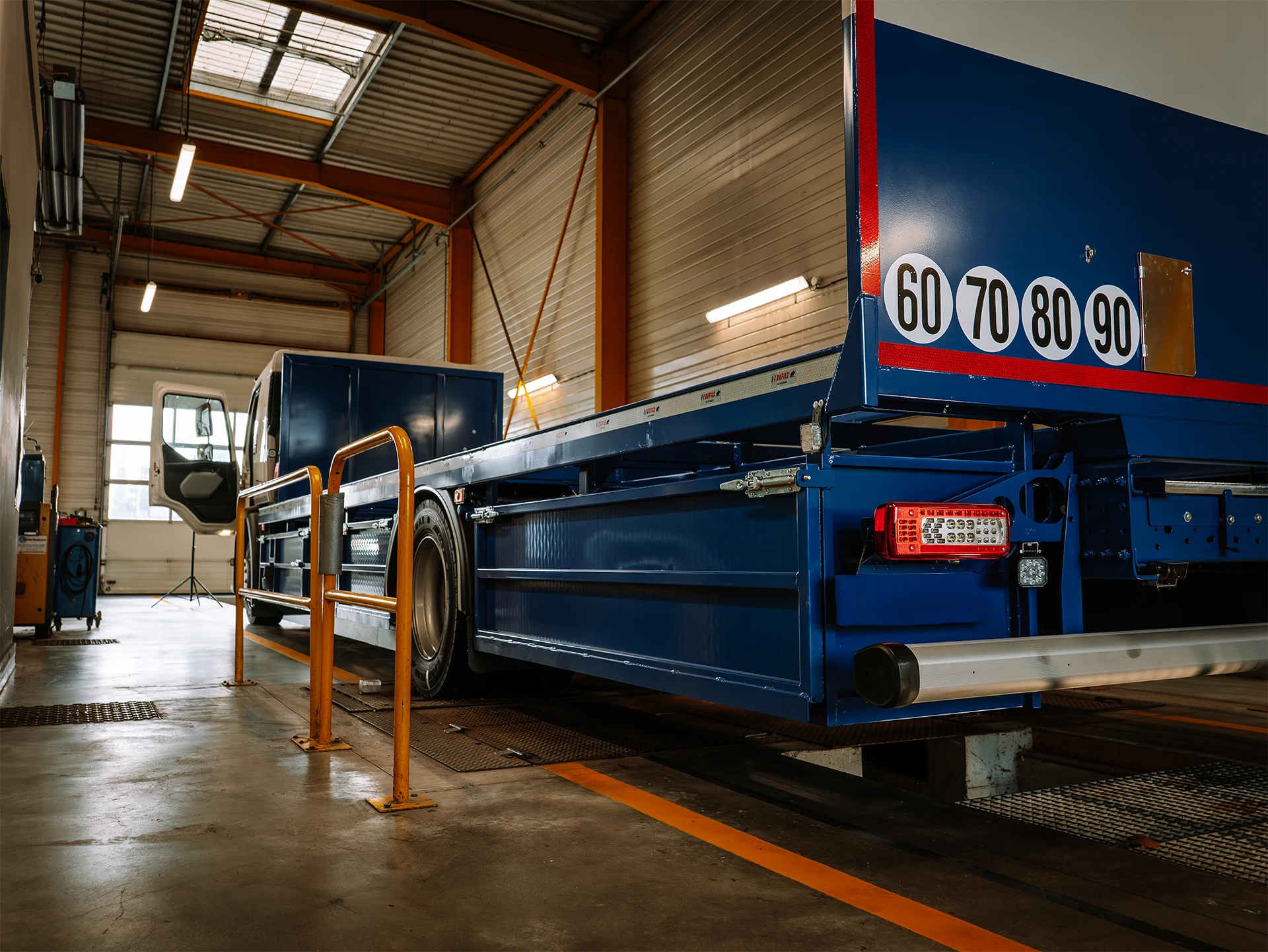 Vue latérale sur un poids lourds dans le hangar