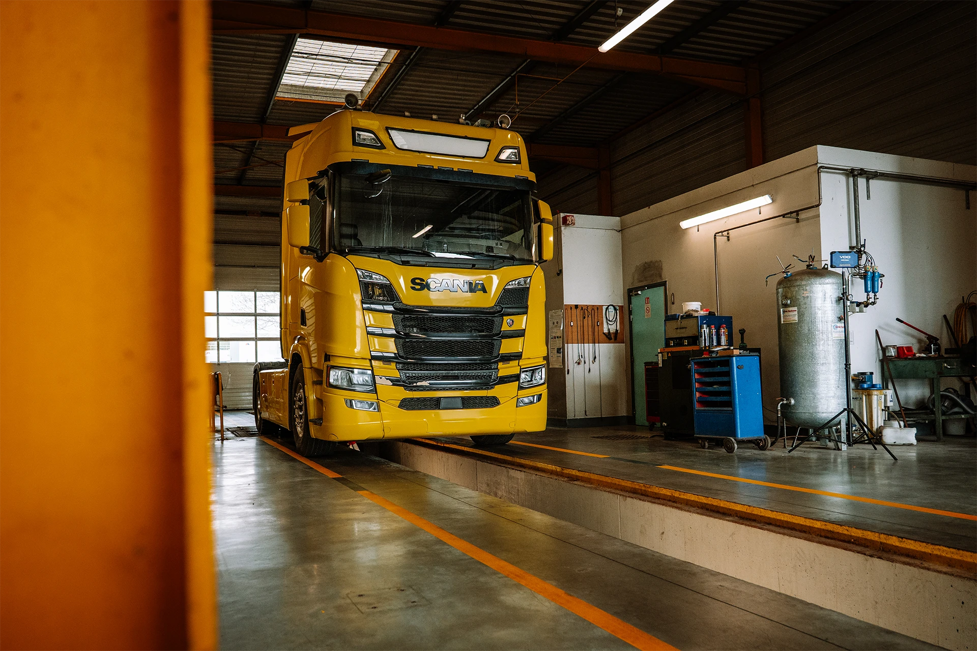 Poids lourds jaune dans le garage