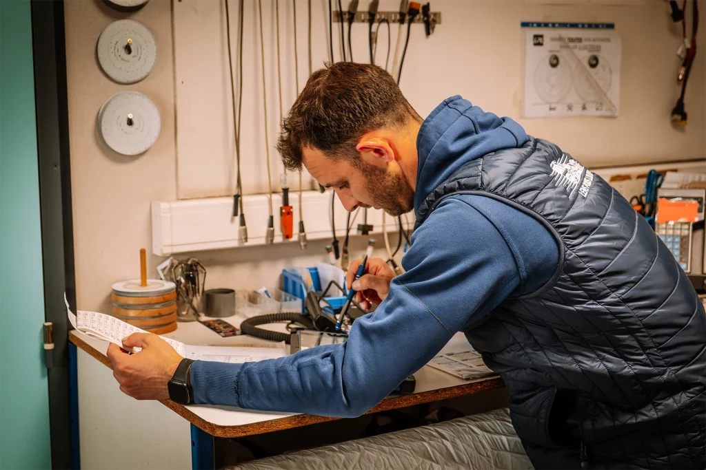 Collaborateur travaillant à l'atelier