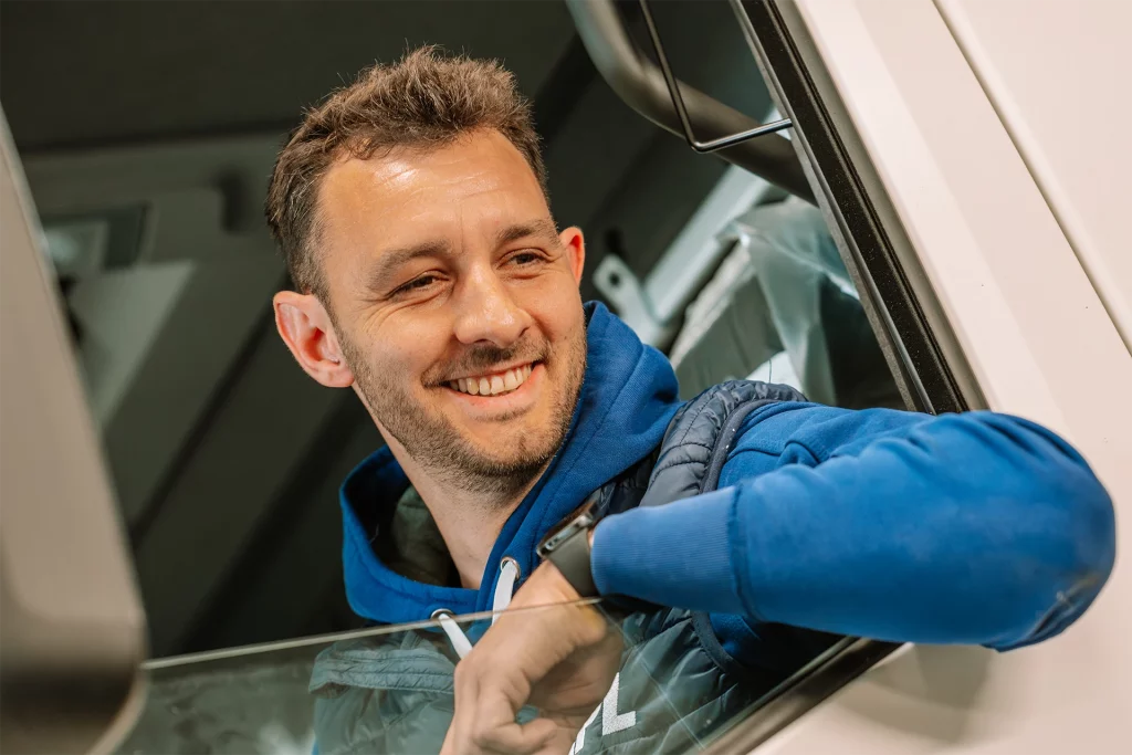 Personne à bord d'un poids lourds souriant